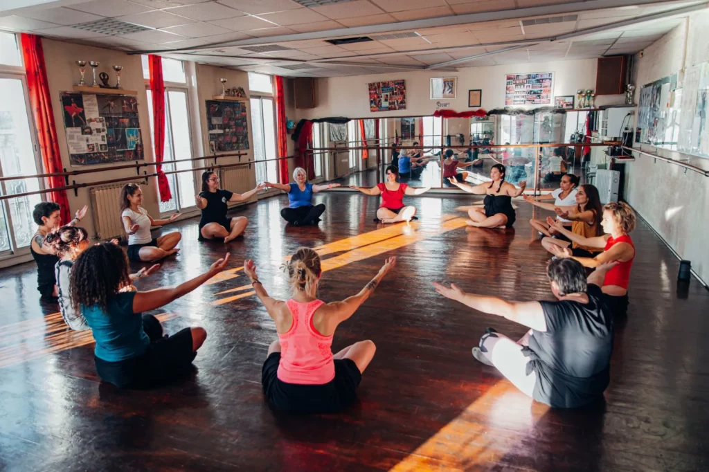 Exercices de conscience corporelle pendant un stage de danse tahitienne avec Mareva Bouchaux