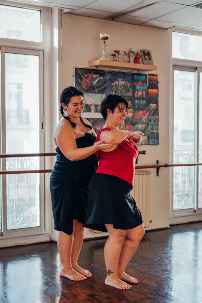 Mareva Bouchaux corrige la posture d'une danseuse pendant un cours de danse tahitienne