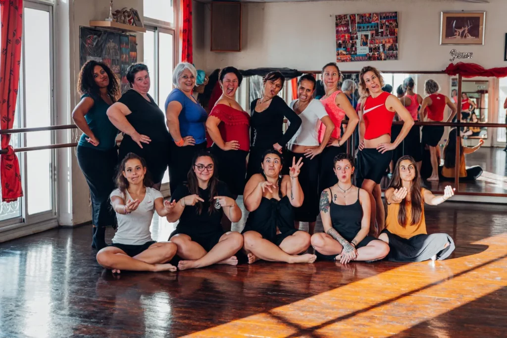 Danseuses de tous âges et tous niveaux réunies lors d'un stage de danse tahitienne à Toulon